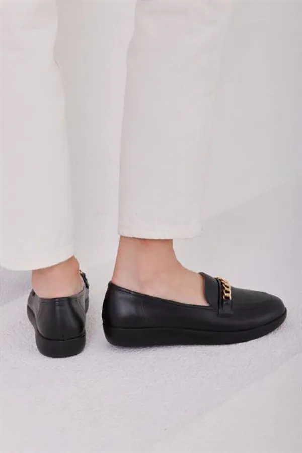 Ballerines noires avec détails en chaîne Ballerines noires avec détails en chaîne