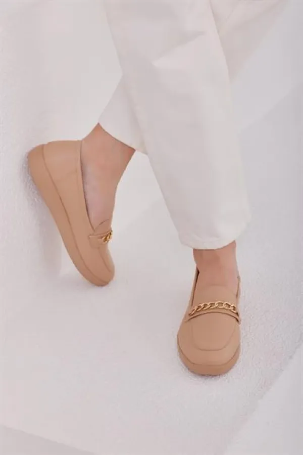 Ballerines beiges avec détails en chaîne