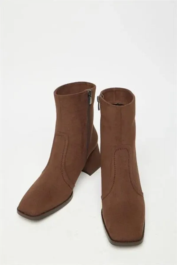 Bottes et bottines à talons plats en daim marron pour femme – Fermeture éclair, style décontracté Bottes et bottines à talons plats en daim marron pour femme – Fermeture éclair, style décontracté