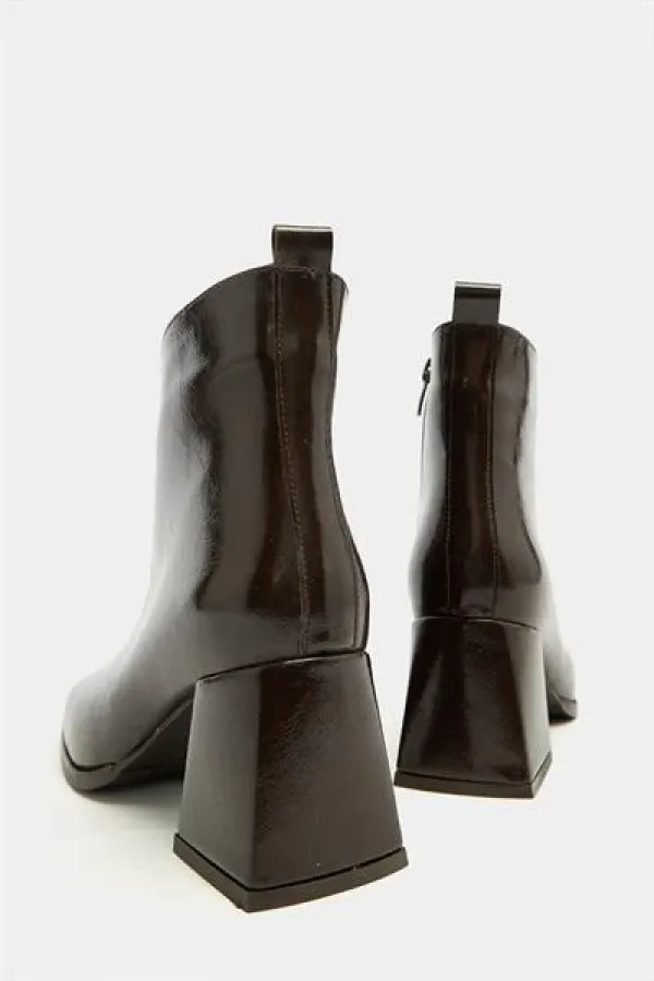 Bottes courtes à talons et bout rond en cuir verni – Cuir brillant Forme moderne Cuir verni marron