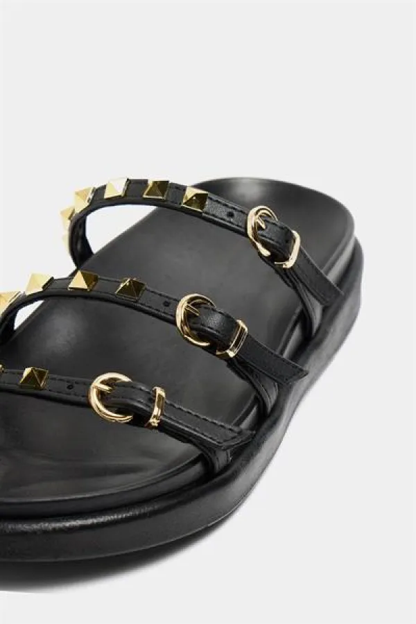 Chaussons tendance noirs avec détails cloutés dorés Chaussons tendance noirs avec détails cloutés dorés