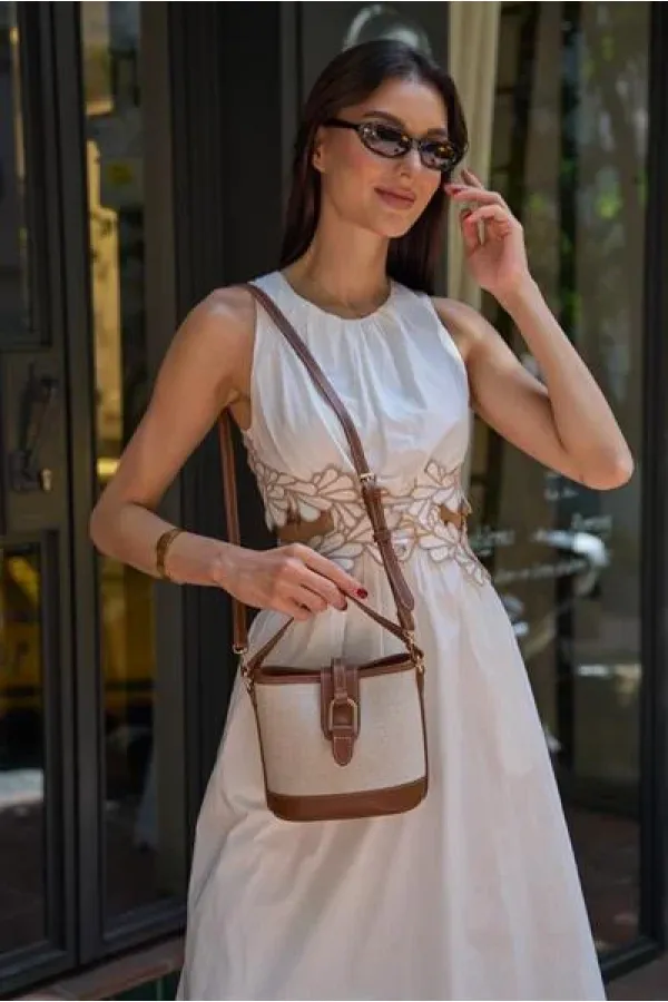 Sac à main et bandoulière à boucle au design moderne en toile beige