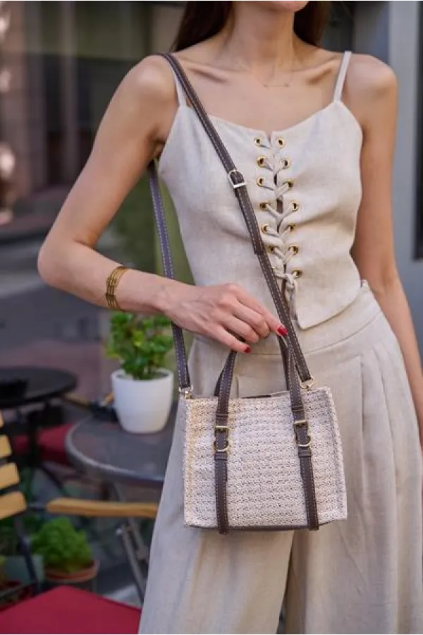 Sac à main et à bandoulière en osier avec boucle détaillée, couleur crème et marron