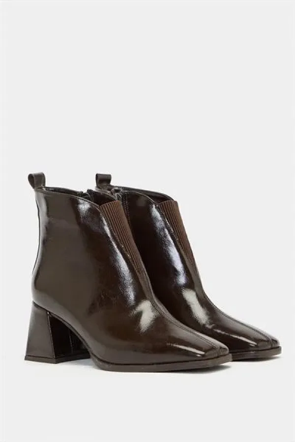 Bottes courtes à talons et bout rond en cuir verni – Cuir brillant Forme moderne Cuir verni marron