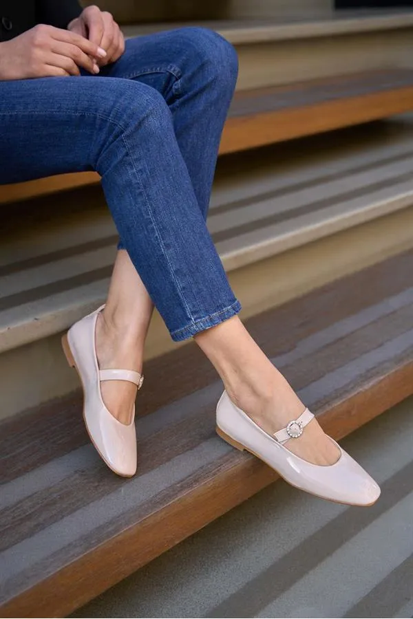 Ballerines à bout émoussé et bride unique en cuir verni crème