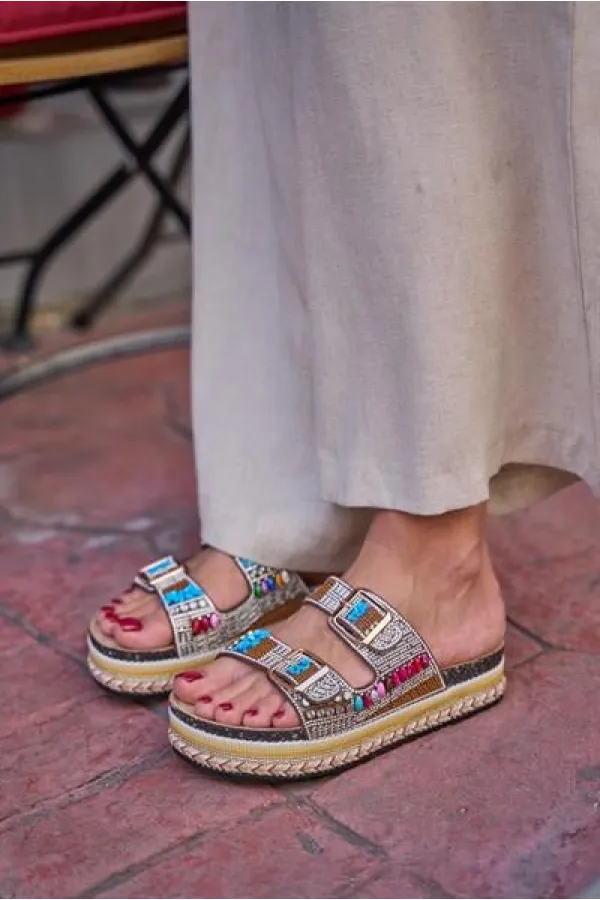 Chaussons à plateforme avec boucle et détails en pierres et perles, beige Chaussons à plateforme avec boucle et détails en pierres et perles, beige