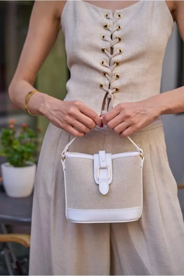 Sac à main et à bandoulière en toile blanche au design moderne avec boucle