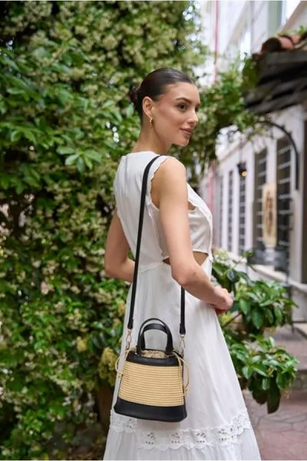 Sac seau à main et à bandoulière de style bohème en paille noire