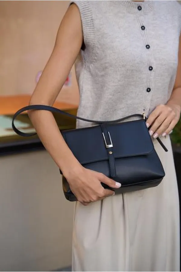 Sac à main et bandoulière noir avec boucle dorée Merry Sac à main et bandoulière noir avec boucle dorée Merry
