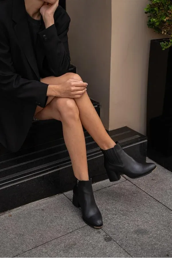Bottes noires à bout carré et élastiques Bottes noires à bout carré et élastiques