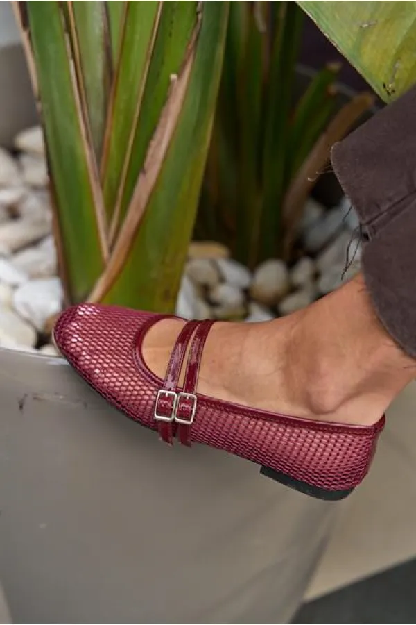 Ballerines à double ceinture et détails en filet rouge bordeaux