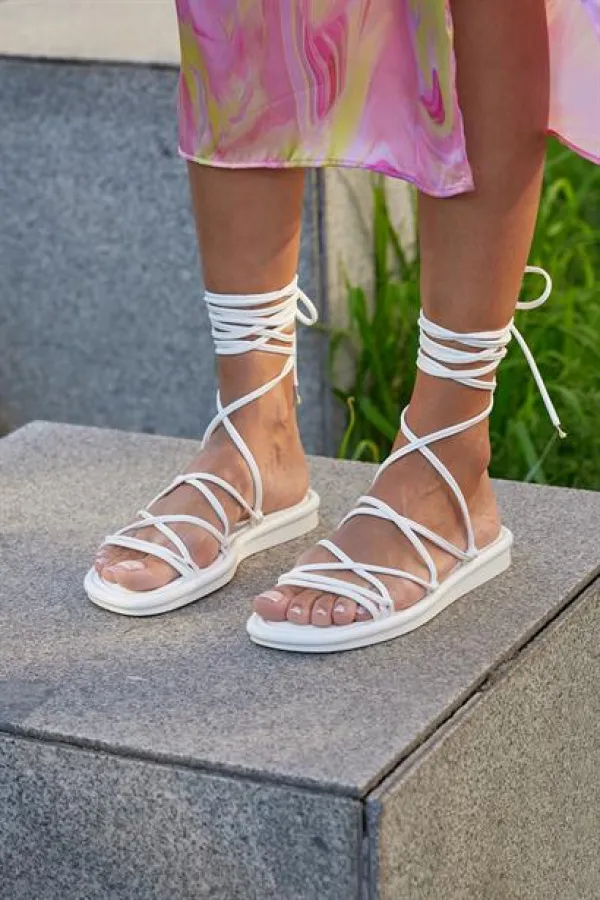 Sandales bouffantes à lacets enveloppées blanches Sandales bouffantes à lacets enveloppées blanches