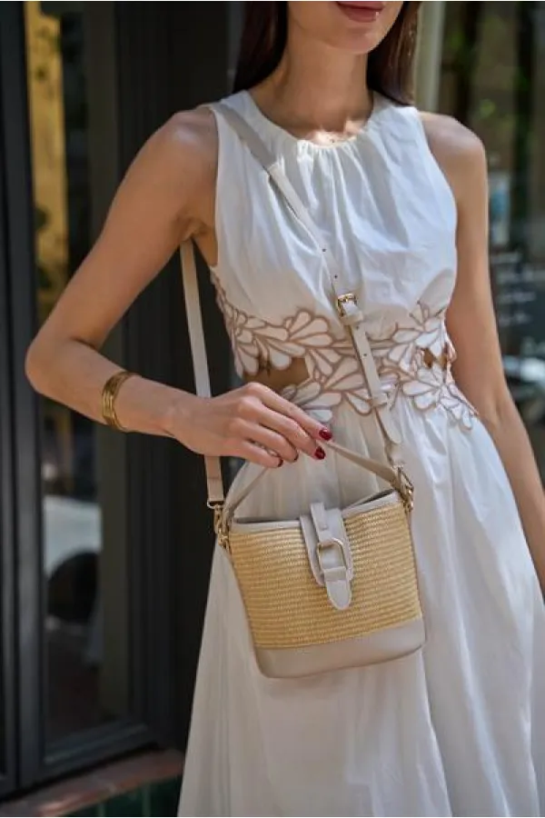 Sac à main et à bandoulière à boucle au design moderne en paille crème