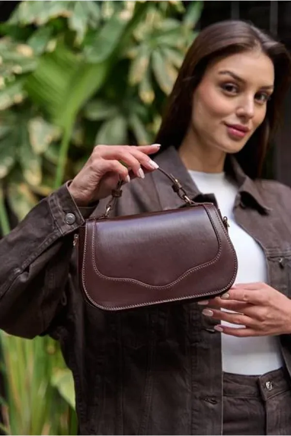 Sac à bandoulière marron avec housse