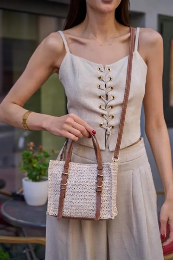 Sac à main et à bandoulière avec boucle et détails en osier, couleur crème