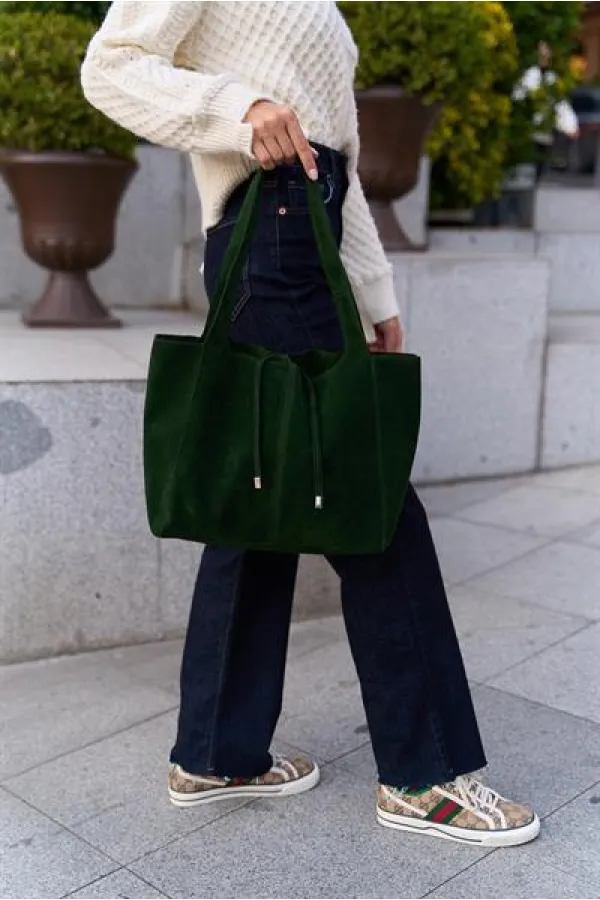 Sac à main et à bandoulière en daim souple avec détails en dentelle et daim vert