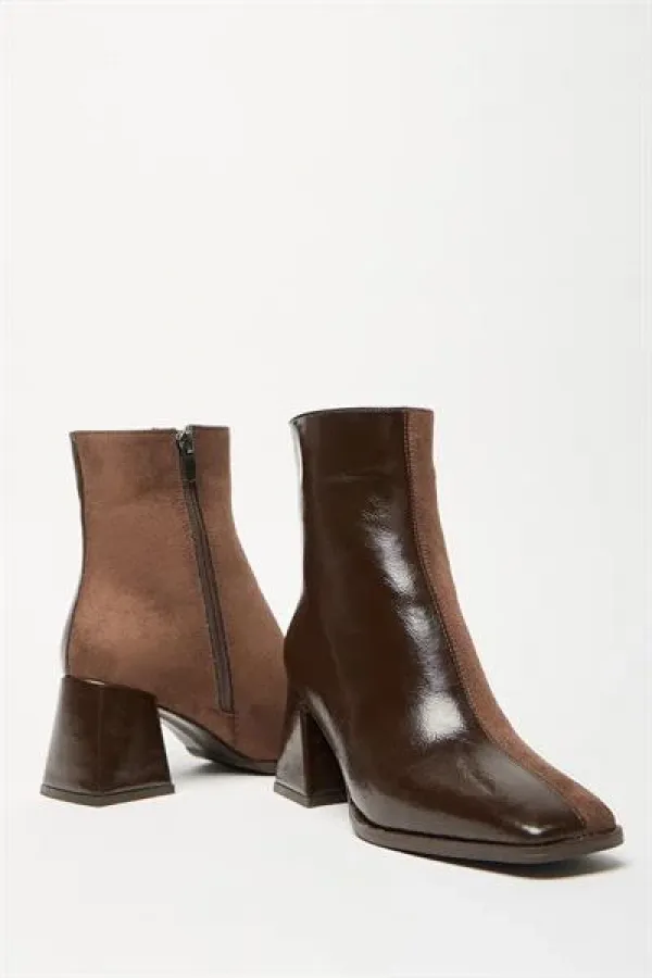 Bottes et bottines en daim verni marron pour femmes, talons à bout arrondi, cuir PU contrasté, fermeture éclair élégante Bottes et bottines en daim verni marron pour femmes, talons à bout arrondi, cuir PU contrasté, fermeture éclair élégante