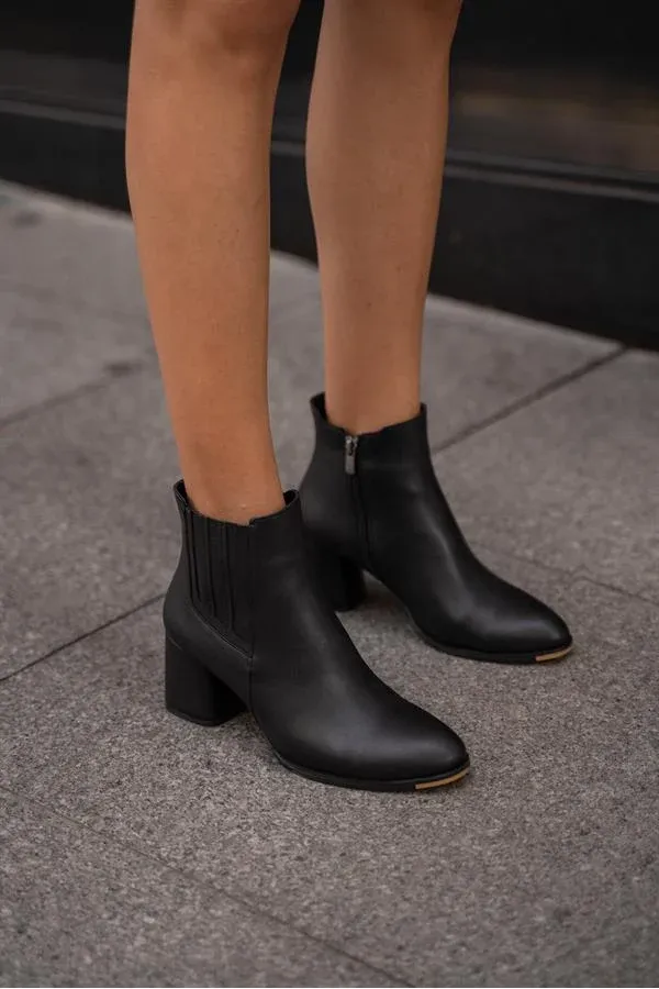 Bottes noires à bout carré et élastiques Bottes noires à bout carré et élastiques