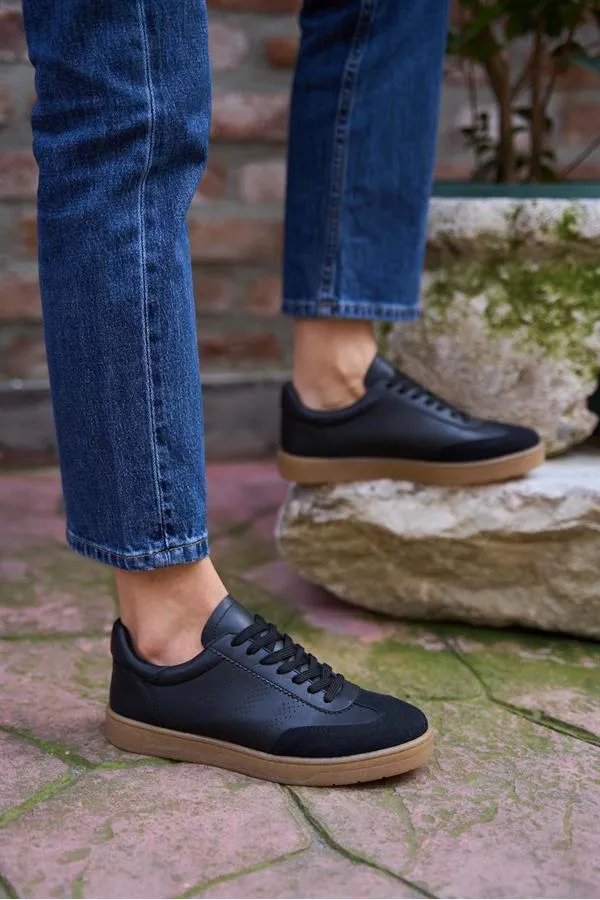 Baskets noires avec logo détaillé Baskets noires avec logo détaillé