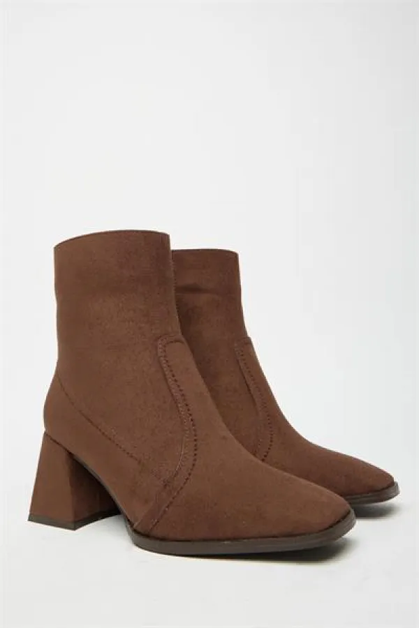 Bottes et bottines à talons plats en daim marron pour femme – Fermeture éclair, style décontracté Bottes et bottines à talons plats en daim marron pour femme – Fermeture éclair, style décontracté