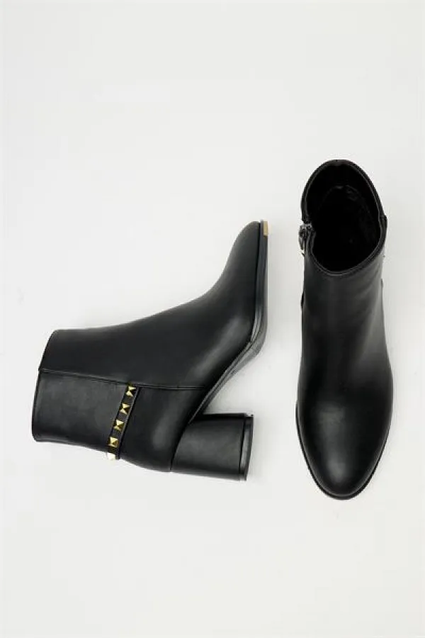 Bottes modernes à talons carrés et clous dorés noirs - Élégantes