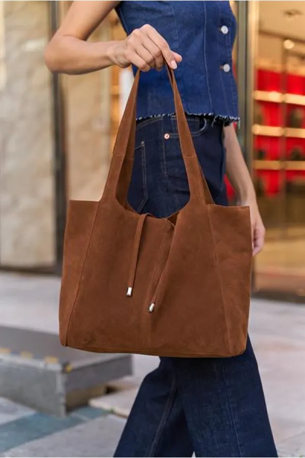 Sac à main et à bandoulière en daim souple avec détails en dentelle en daim beige