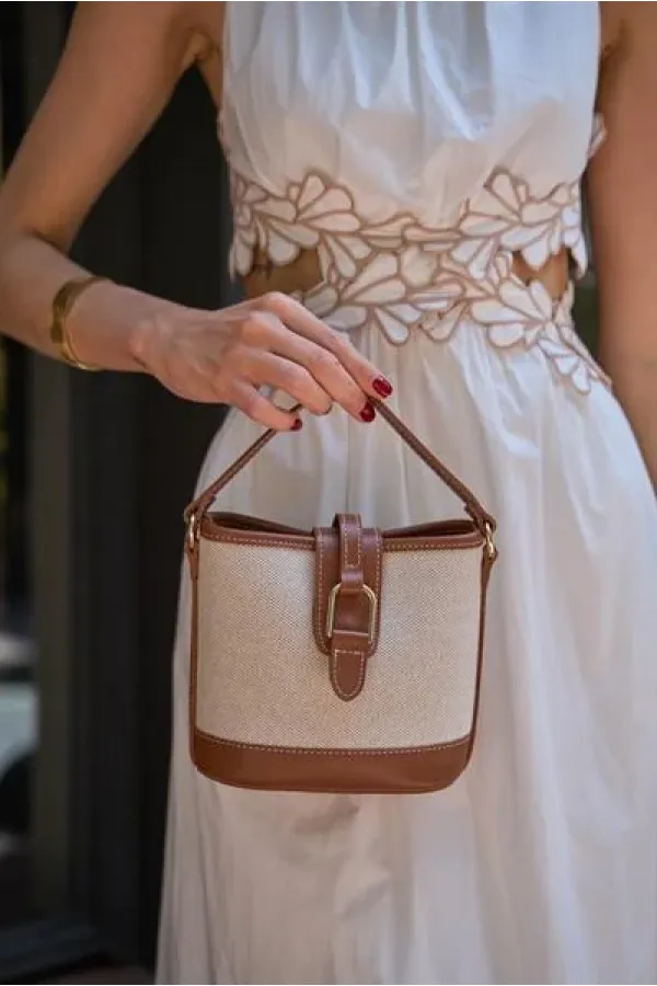 Sac à main et bandoulière à boucle au design moderne en toile beige