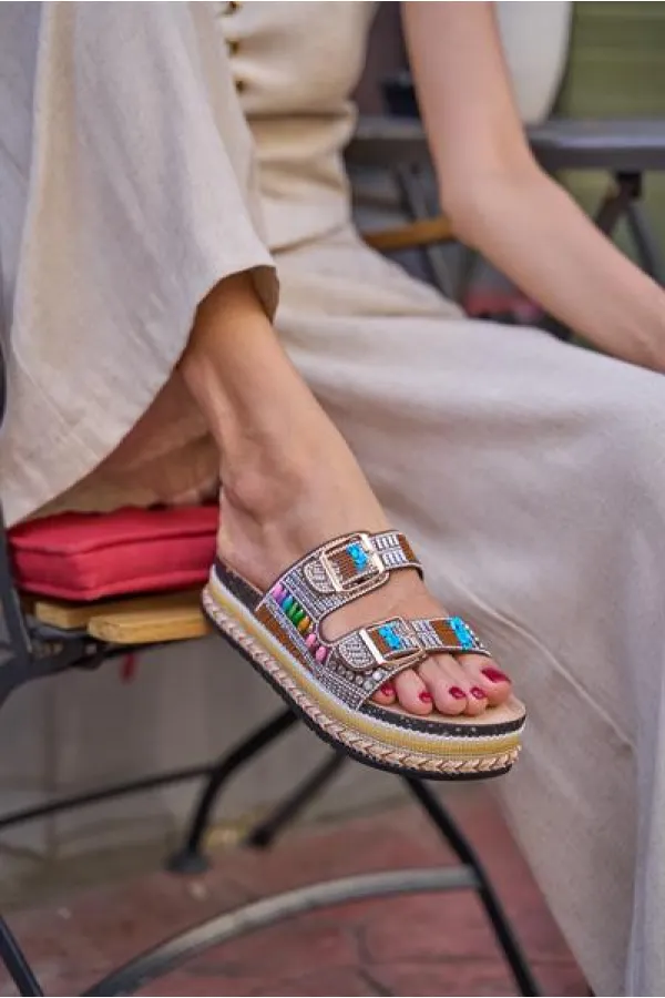Chaussons à plateforme avec boucle et détails en pierres et perles, beige Chaussons à plateforme avec boucle et détails en pierres et perles, beige