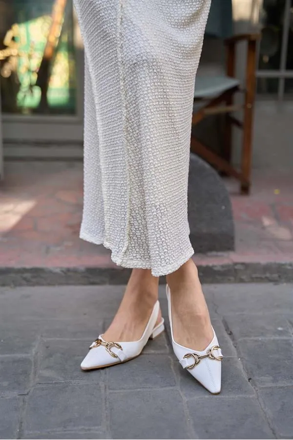 Ballerines blanches détaillées avec accessoires