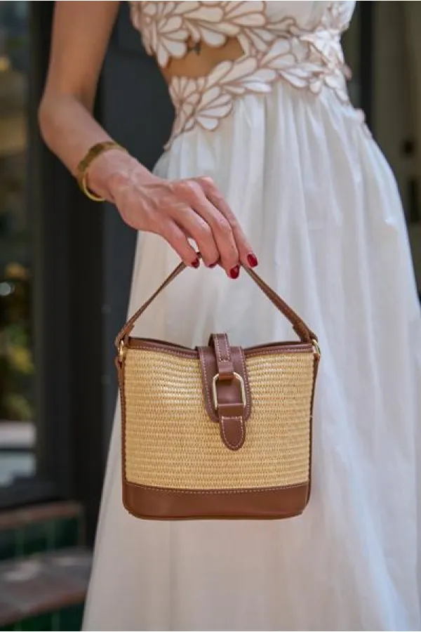 Sac à main et à bandoulière à boucle au design moderne, en osier beige