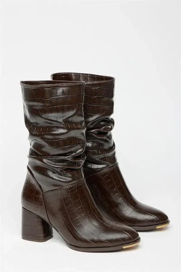 Bottes à talons en crocodile marron pour femme avec détails froncés