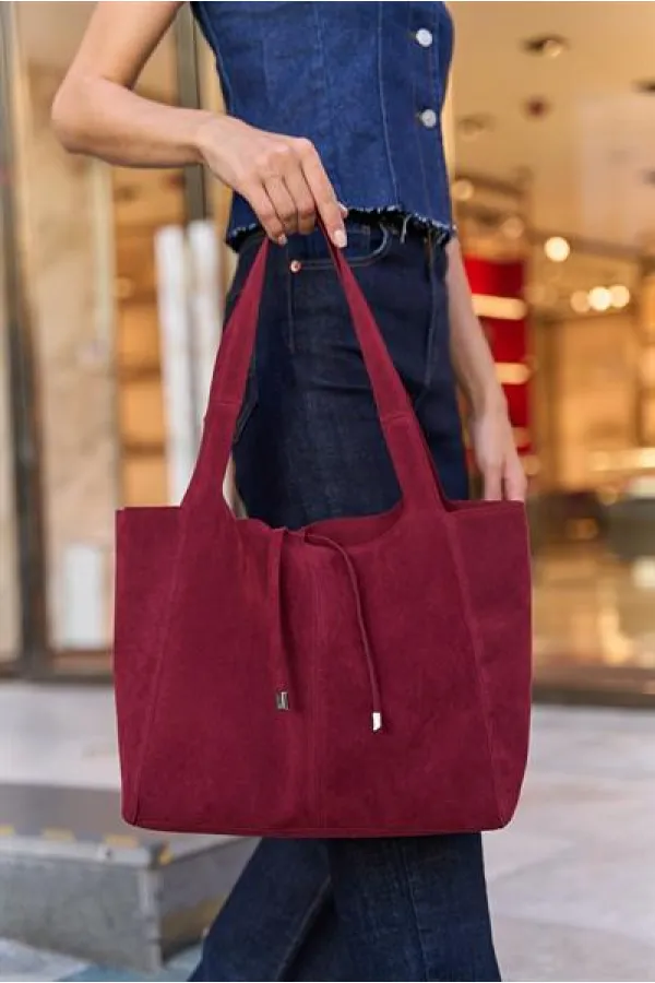 Sac à main et à bandoulière en daim souple avec détails en dentelle bordeaux