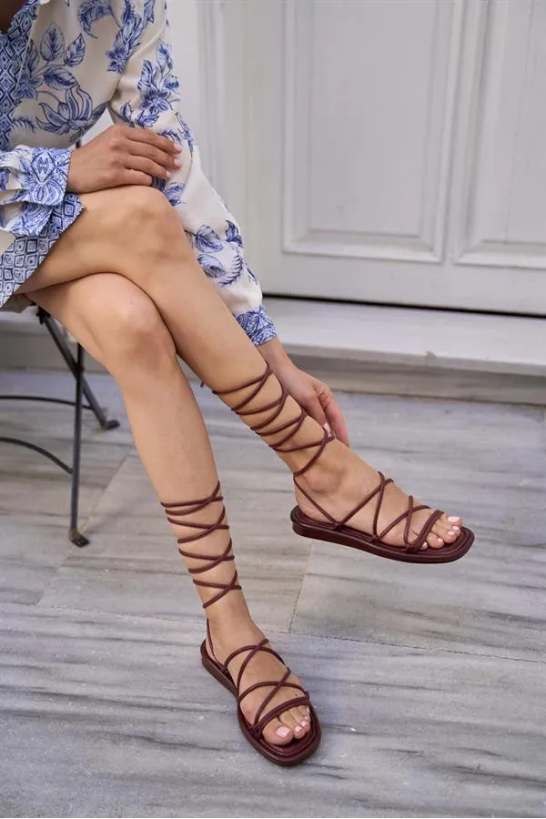 Sandales bouffantes à lacets enveloppées bordeaux