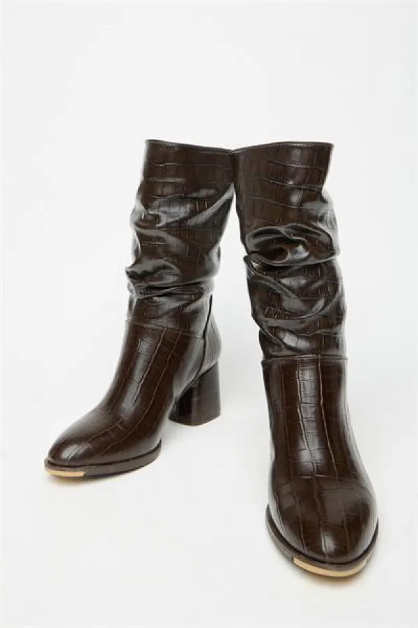 Bottes à talons en crocodile marron pour femme avec détails froncés