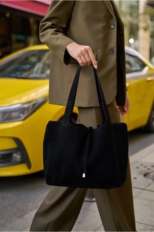 Sac à main et à bandoulière en daim souple avec détails en dentelle et daim noir