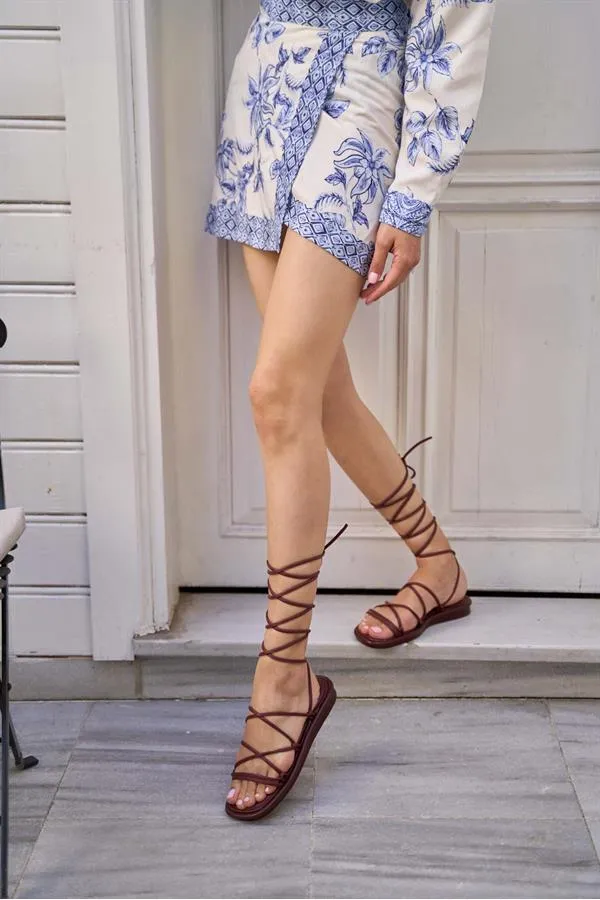 Sandales bouffantes à lacets enveloppées bordeaux