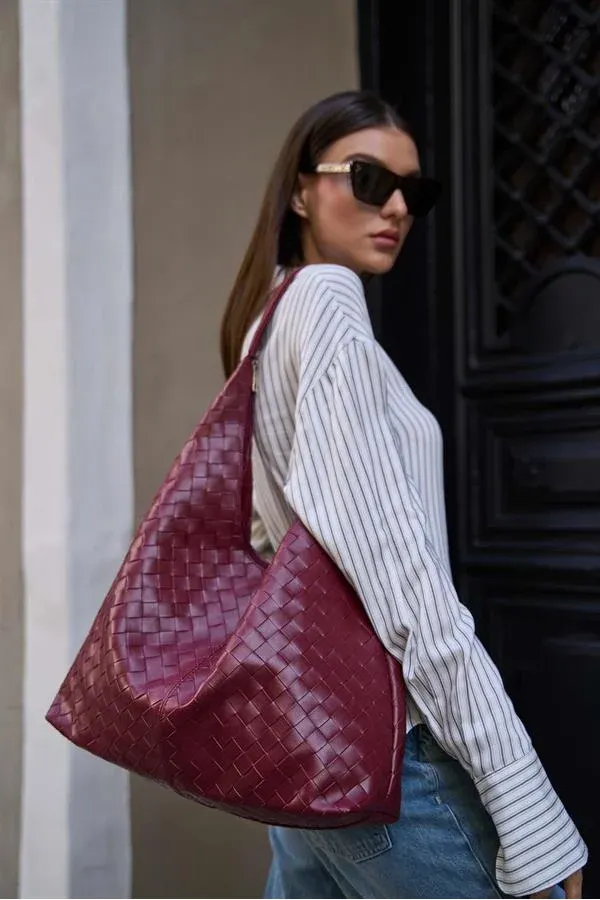 Sac bandoulière en tricot bordeaux à motifs – Look élégant et luxueux