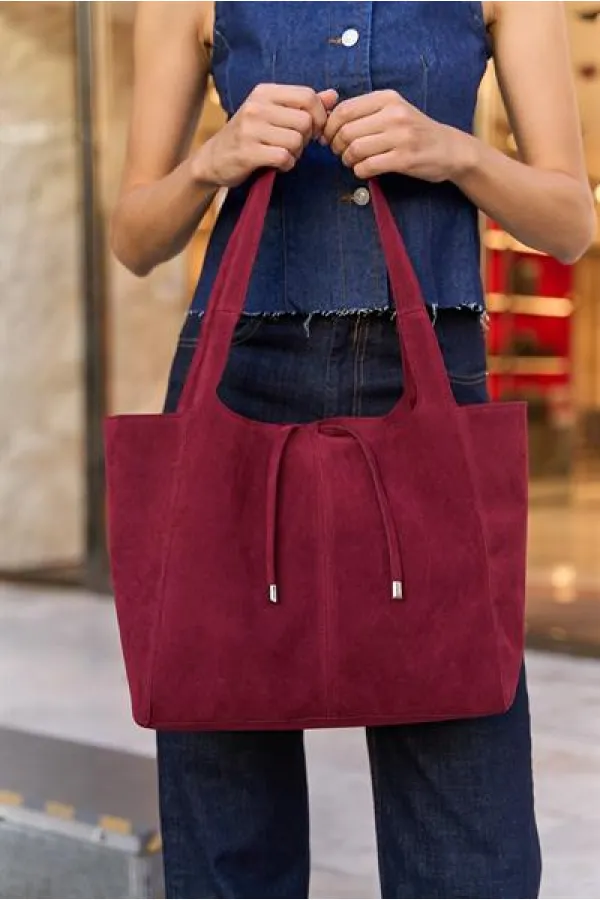 Sac à main et à bandoulière en daim souple avec détails en dentelle bordeaux
