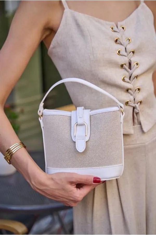 Sac à main et à bandoulière en toile blanche au design moderne avec boucle