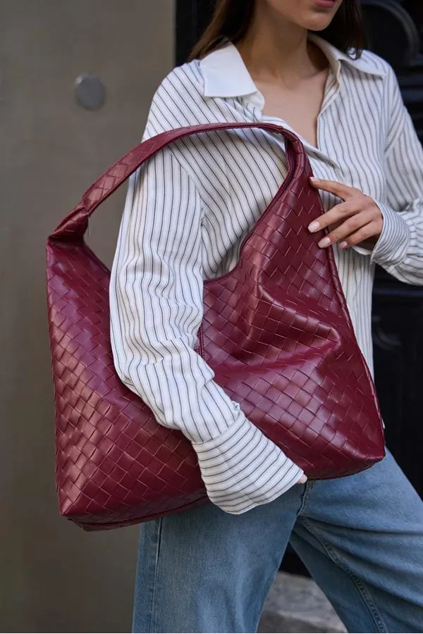 Sac bandoulière en tricot bordeaux à motifs – Look élégant et luxueux
