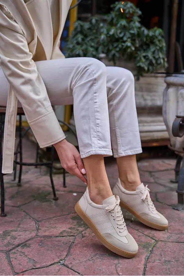 Baskets beiges avec détail logo