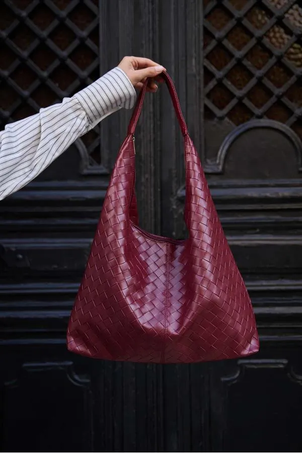 Sac bandoulière en tricot bordeaux à motifs – Look élégant et luxueux