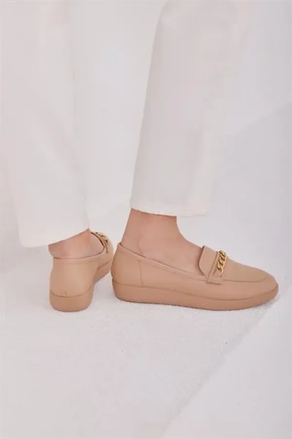 Ballerines beiges avec détails en chaîne