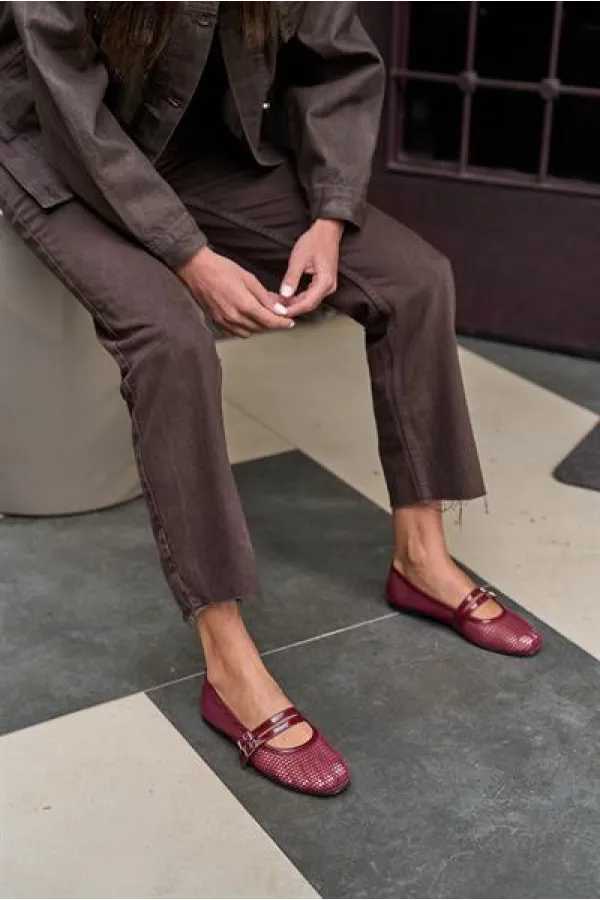 Ballerines à double ceinture et détails en filet rouge bordeaux