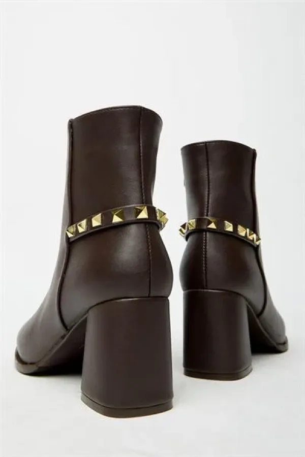 Bottes modernes à talons blocs avec clous dorés marron - Élégantes Bottes modernes à talons blocs avec clous dorés marron - Élégantes