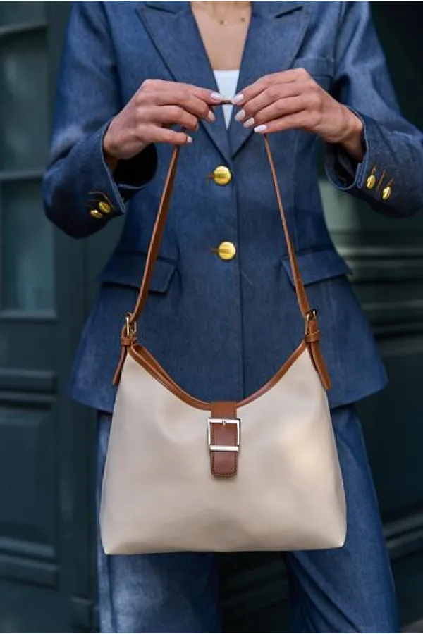 Sac à main et sac à bandoulière crème avec boucle dorée
