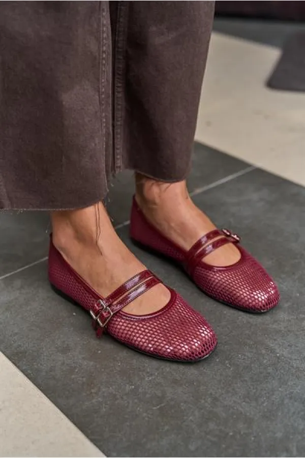 Ballerines à double ceinture et détails en filet rouge bordeaux