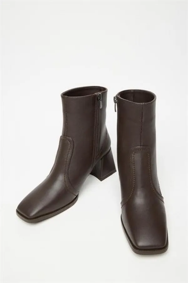 Bottes et bottines à talons plats marron pour femme – Fermeture éclair, style décontracté et élégant Bottes et bottines à talons plats marron pour femme – Fermeture éclair, style décontracté et élégant