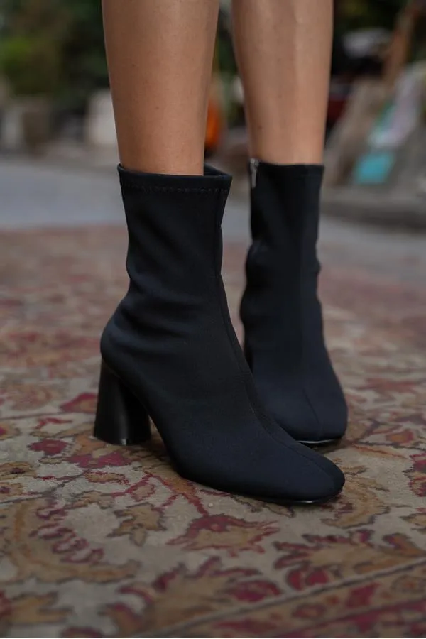 Bottines à talons hauts noires mates