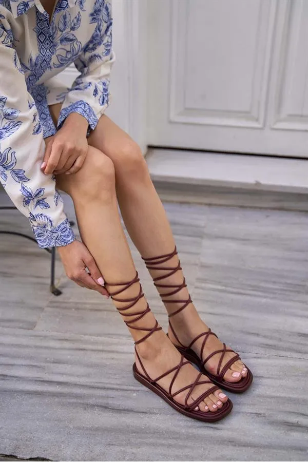 Sandales bouffantes à lacets enveloppées bordeaux